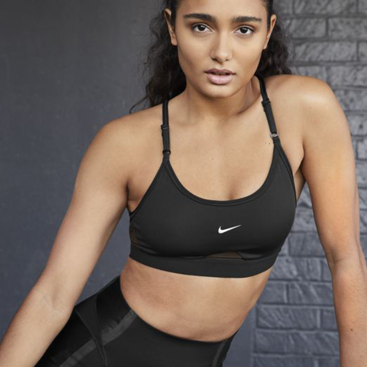 Sujetador deportivo Nike Indy con cuello en U, acolchado y de sujeción ligera para mujer
