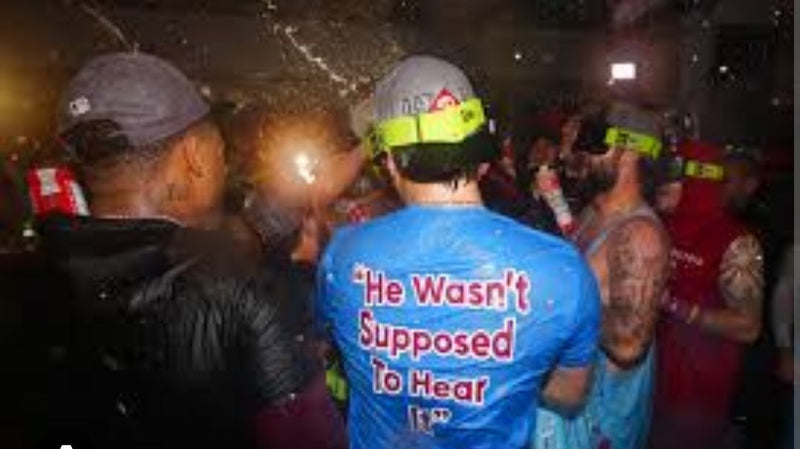 Camiseta de playoffs de los Phillies de Bryce Harper con el lema 